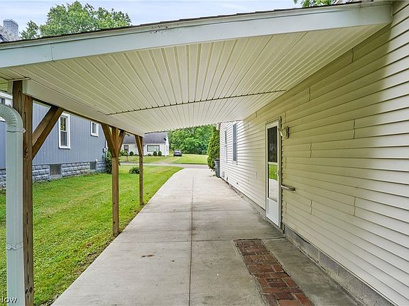 3rd image of 867 Morse St