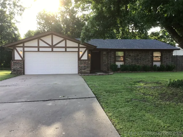 1857 Surrey Dr, Pryor, OK 74361