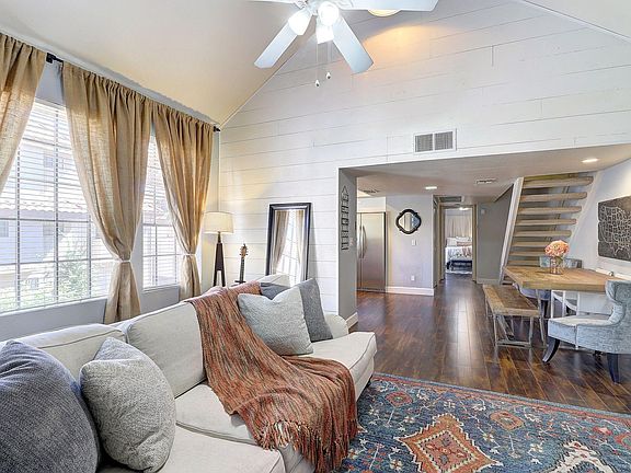 Living room 4