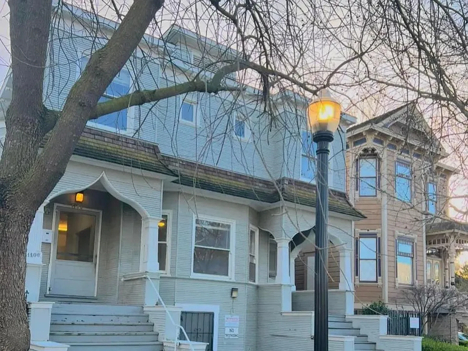 1106 E St #17