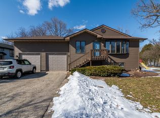 27 Green Oaks Dr #B, Crystal Lake, IL 60014