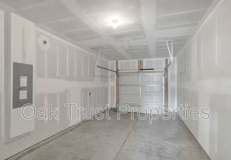 726 Ridgley Dr — Photo 4