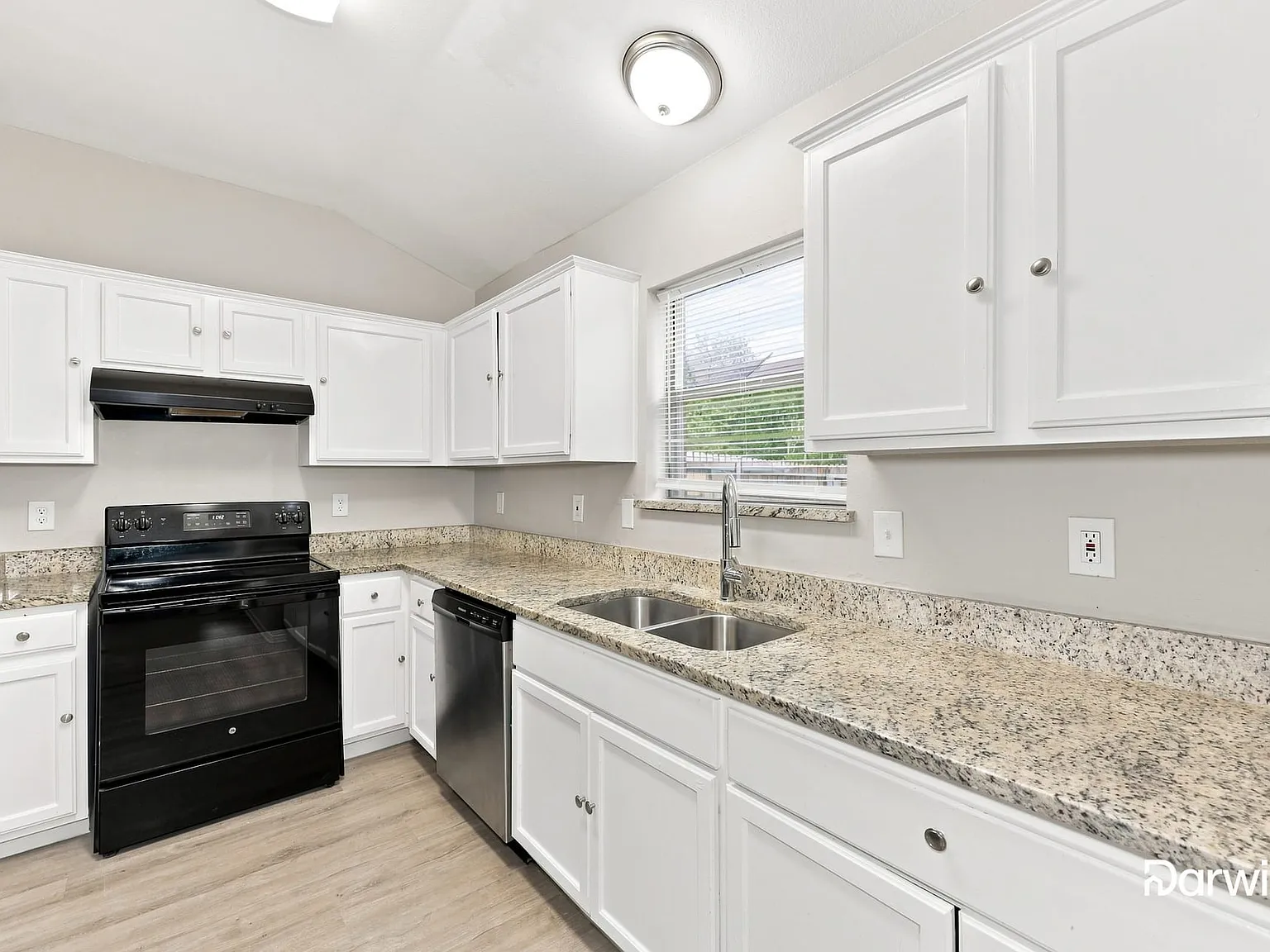 3 bed, 2.5 bath, 1347 sqft, $1,725 — Photo 3