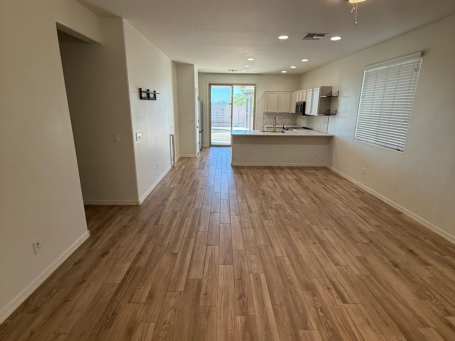 3 bed, 1270 sqft, $2,500 — Photo 3