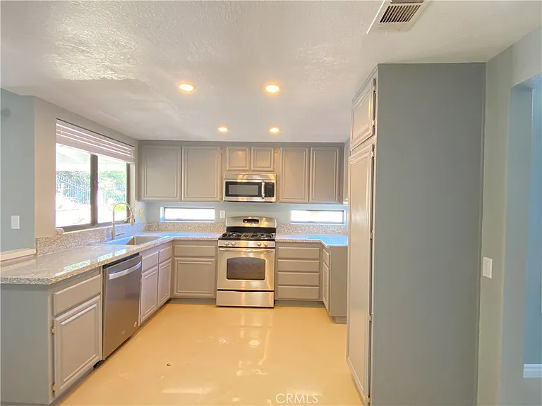964 Summitridge Dr — Photo 6
