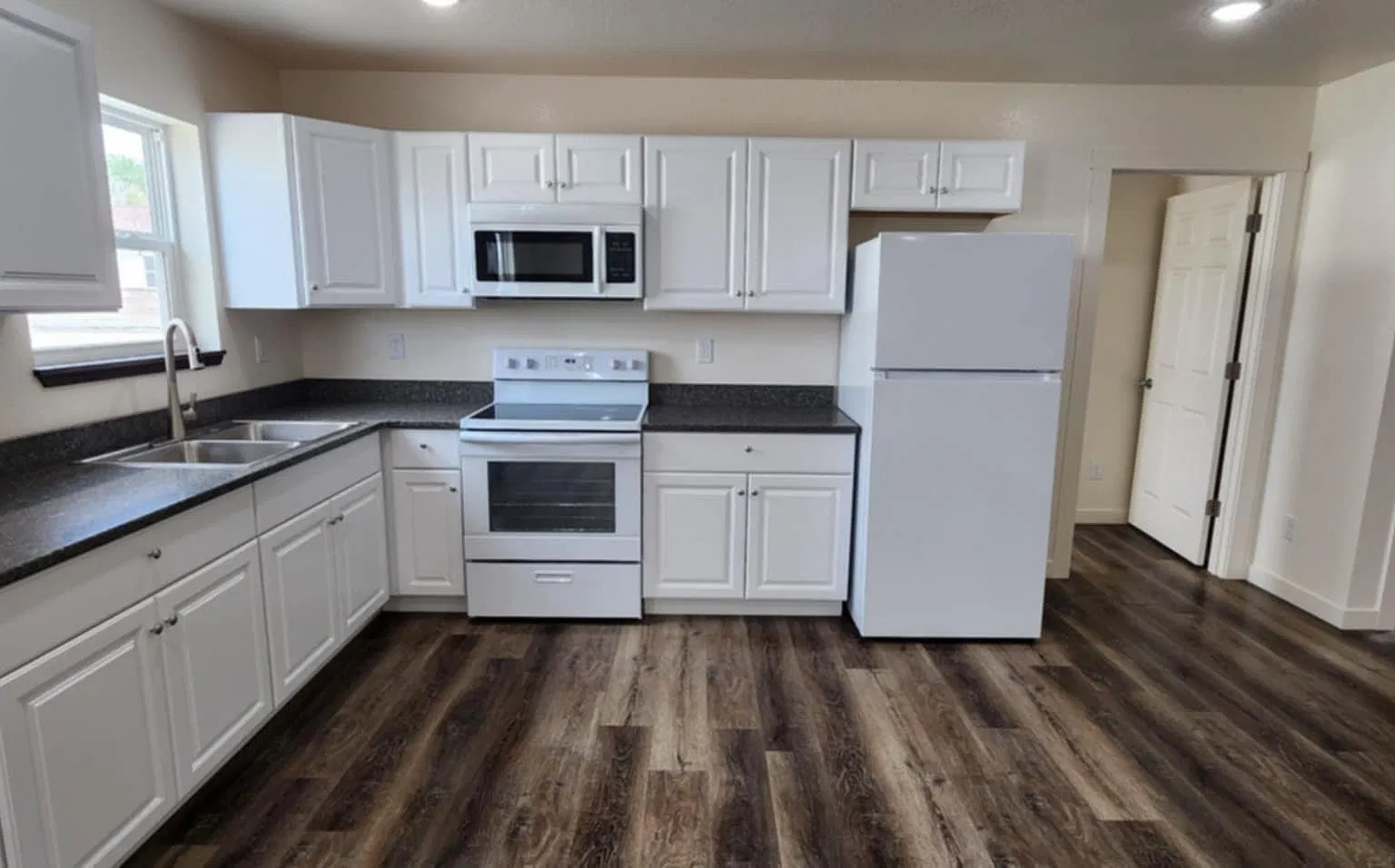 3 bed, 900 sqft, $1,280 — Photo 1