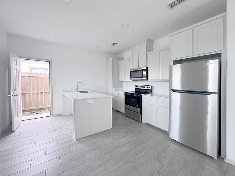 1304 Shavano Dr — Photo 10
