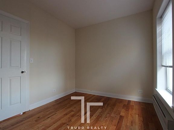 5th image of 959 W Cornelia Ave