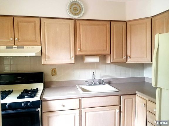 5th image of 26-05 Fair Lawn Ave APT E
