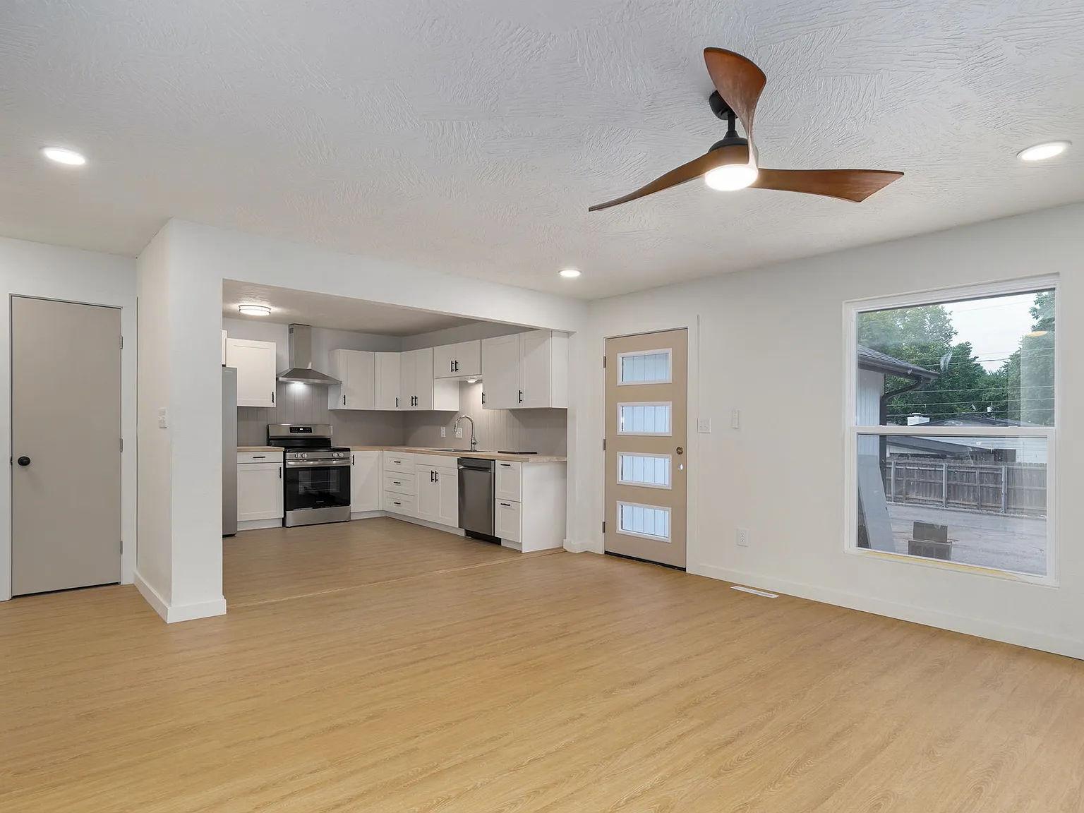 4 bed, 2032 sqft, $1,900 — Photo 3