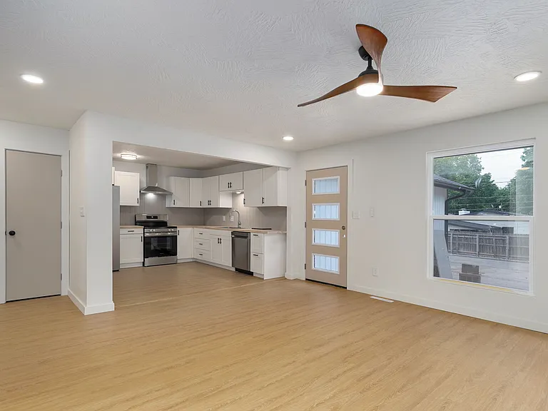 2025 E Battlefield Rd — Photo 11