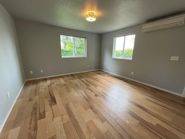 Charming SE Bungalow 3 Bed 2 Bathroom with Washer & Dryer — Photo 11