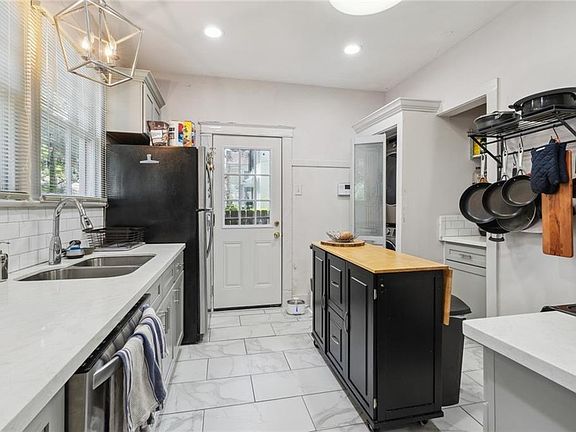5th image of 937 Joseph St