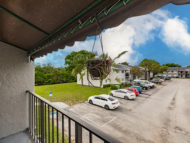 1153 Lake Victoria Dr #H — Photo 16