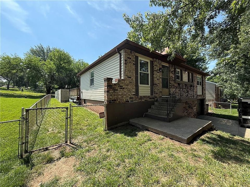 1st image of 816 NW Oxford Dr