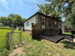 816 NW Oxford Dr, Blue Springs, MO 64015