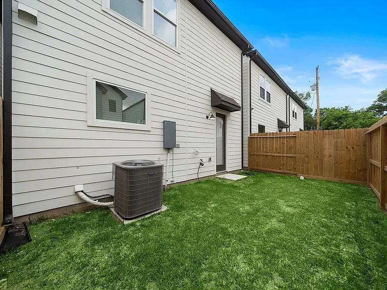 8402 Curry Rd — Photo 7