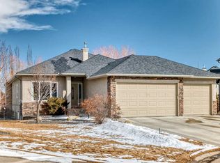 123 SW Parkmere Ct, Chestermere, AB T1X 1V5