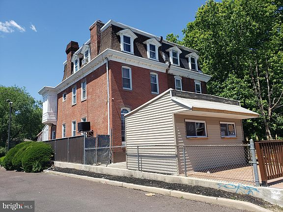 3rd image of 6729 Woodland Ave