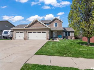 501 Garvey Ln, Chatham, IL 62629