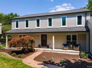 1120 Hackberry Cir, Rochester Hills, MI 48309