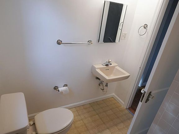5th image of 826 S Highland St