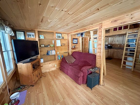 4th image of 325 Egg Pond Road