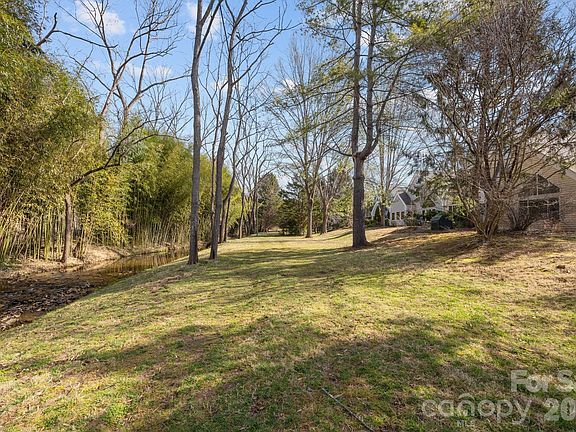 4th image of 11 Stuart Cir