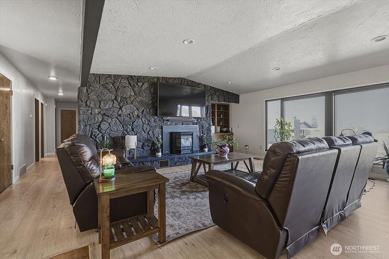 4th image of 313 SE Trinity Avenue