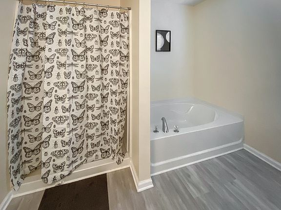 Big master sized shared bathroom