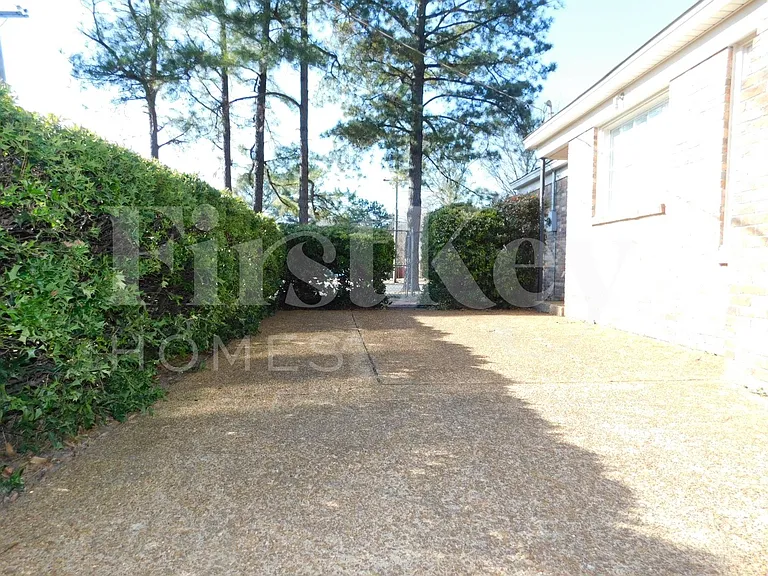 6135 Haddington Dr — Photo 19
