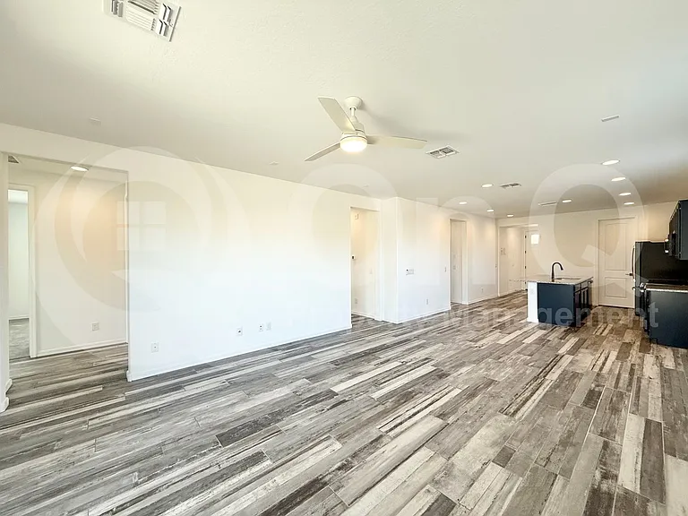 349 E Hawaii Dr — Photo 3