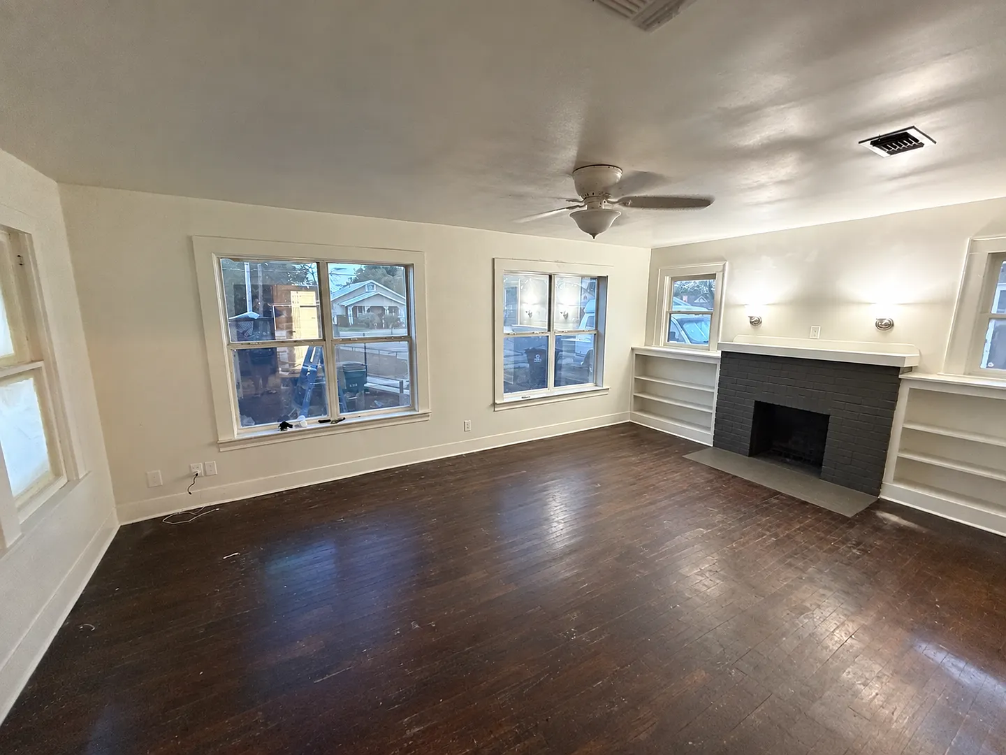 3 Bed 1 Bath HUGE Backyard 500+ Sq. Ft. Garage/Shop! — Photo 2