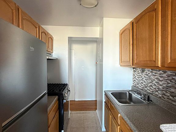 4th image of 3240 Riverdale Ave APT 3J