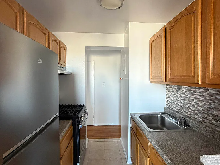 3240 Riverdale Ave #3J — Photo 4