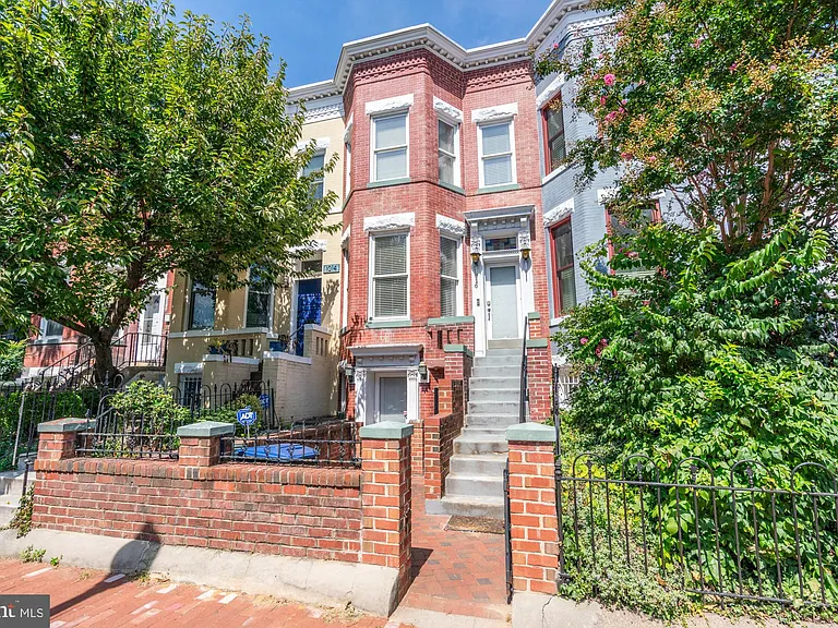 1016 G St SE — Photo 1
