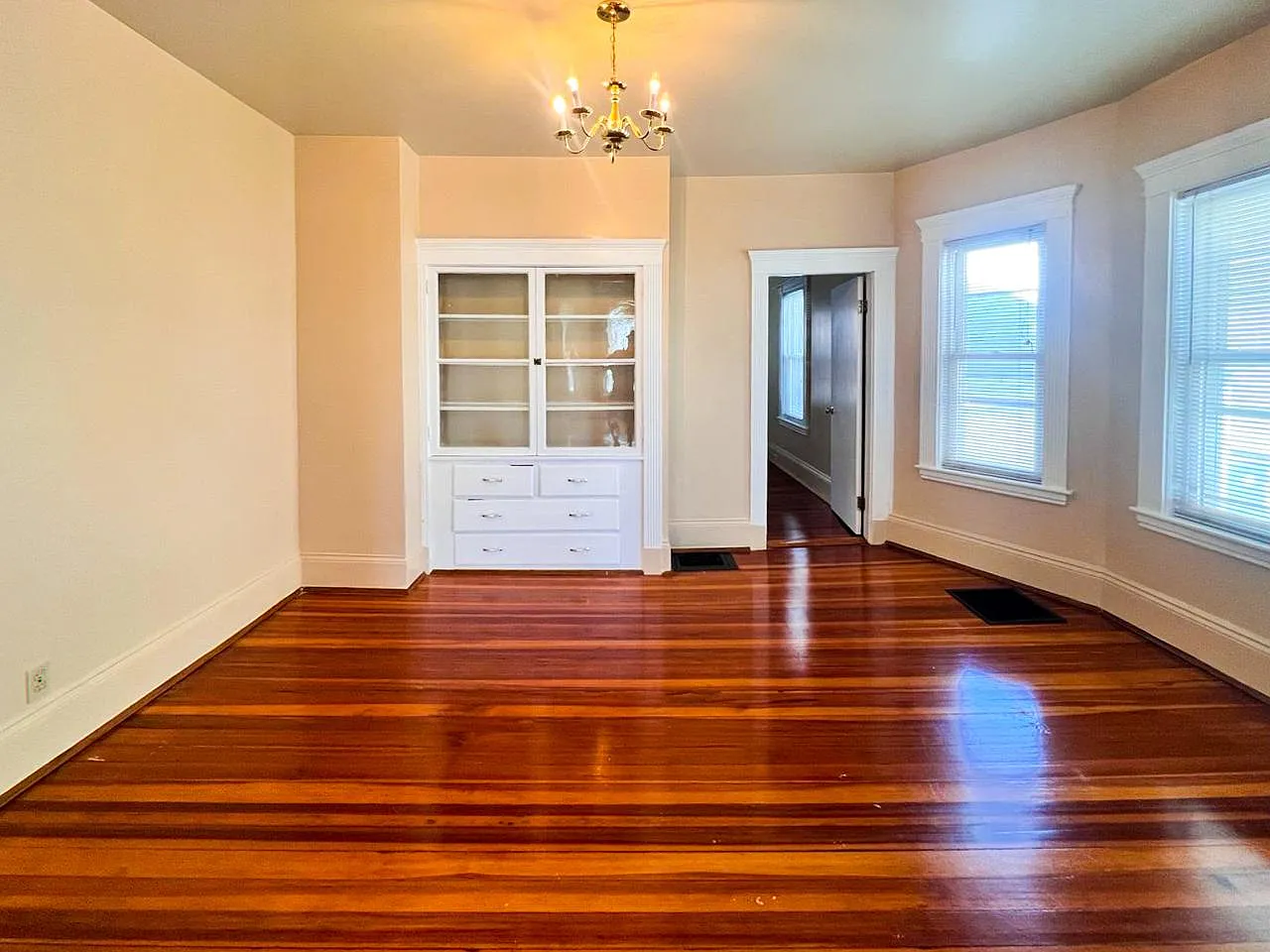 2 bed, 1050 sqft, $2,400 — Photo 4