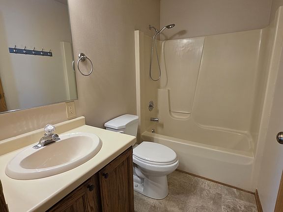 4th image of 303 Thomas Dr