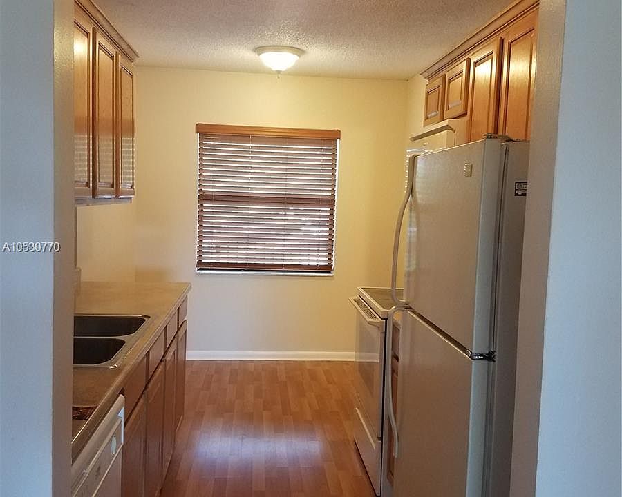 1st image of 9980 Nob Hill Ct #9980