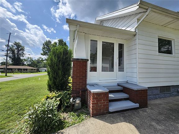 3rd image of 3752 Highlawn Ave SE
