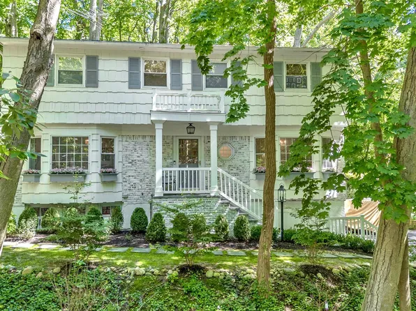 107 Fleets Cove Road, Huntington, NY 11743