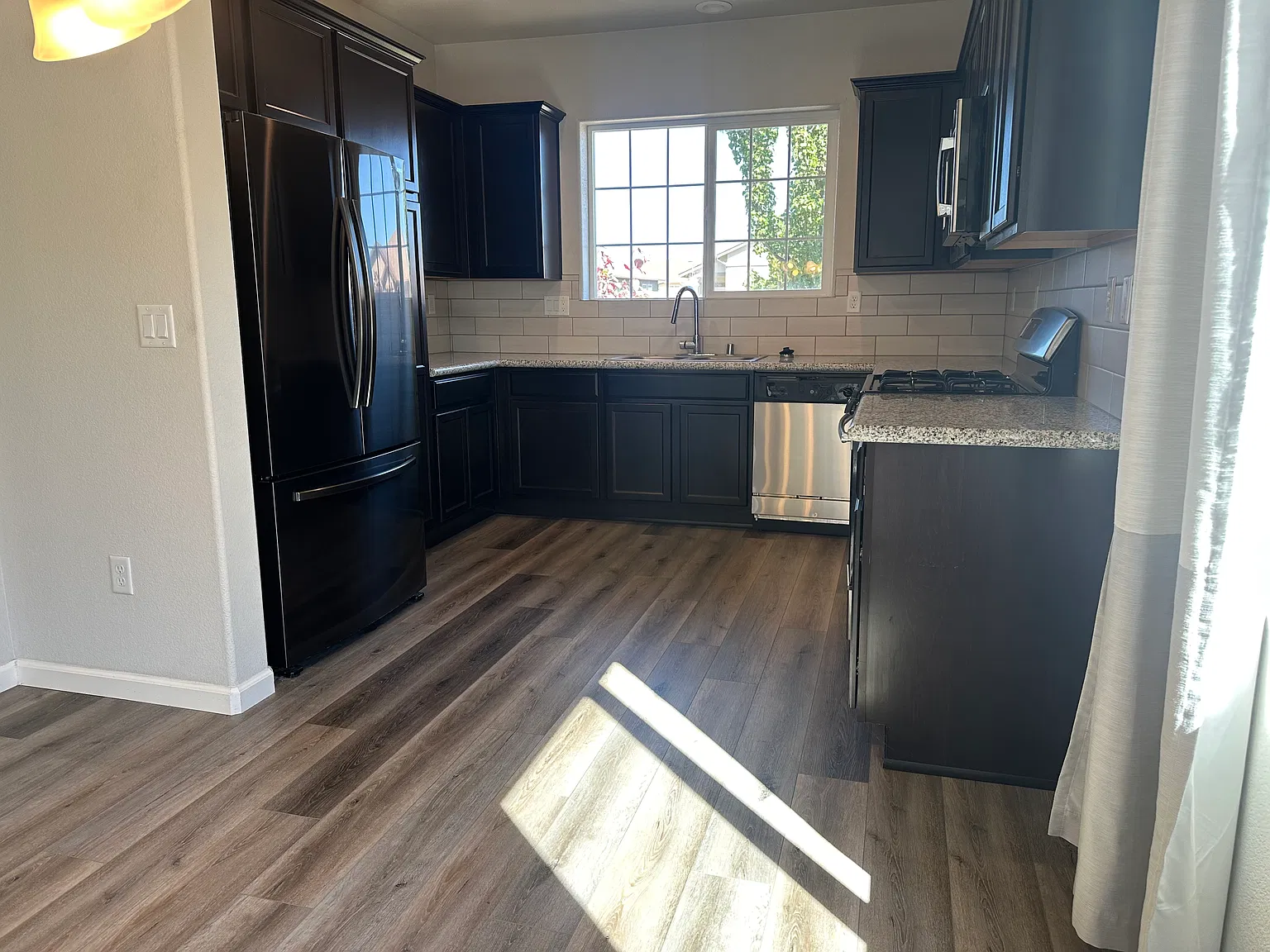 3 bed, 1439 sqft, $2,495 — Photo 4
