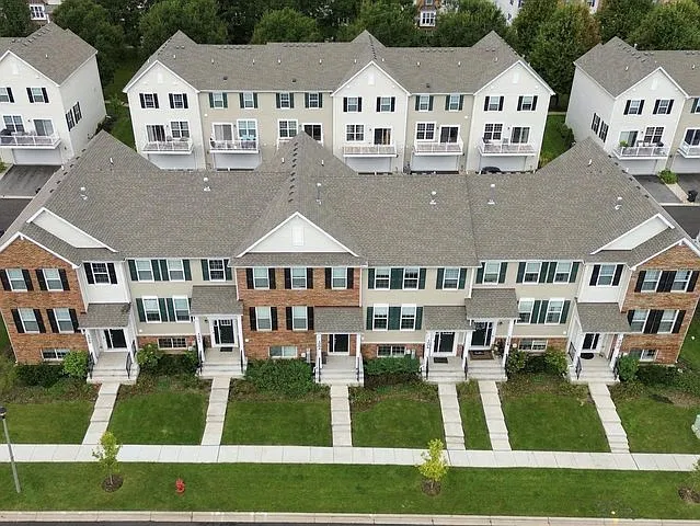 3 bed, 1900 sqft, $2,950 — Photo 2