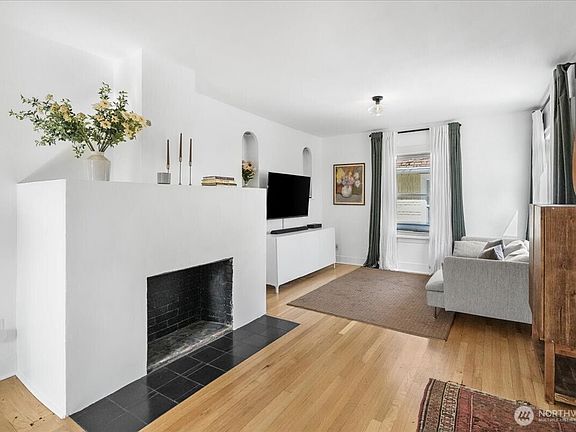 4th image of 1028 S Steele Street