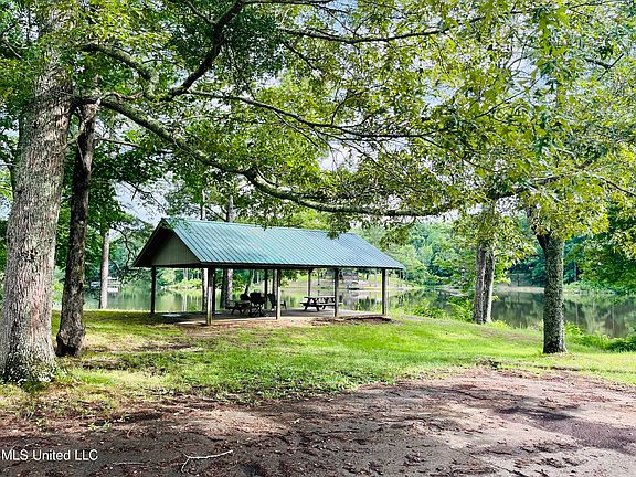 4th image of 1009 N Dogwood Ln