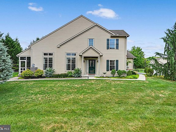 4th image of 812 Briar Edge Ct