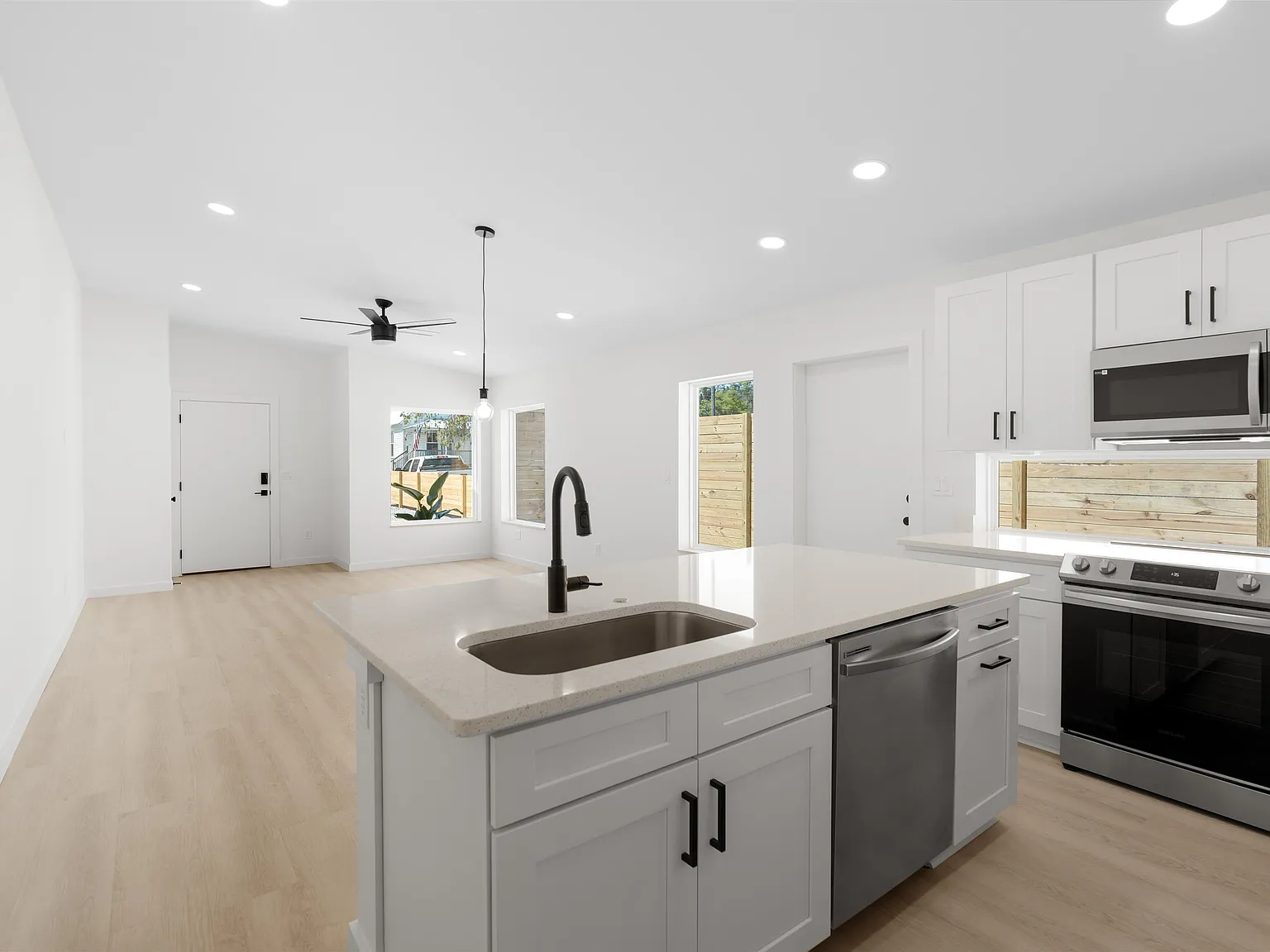 3 bed, 1250 sqft, $2,350 — Photo 4