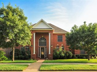 2423 Park Run Dr, Arlington, TX 76016