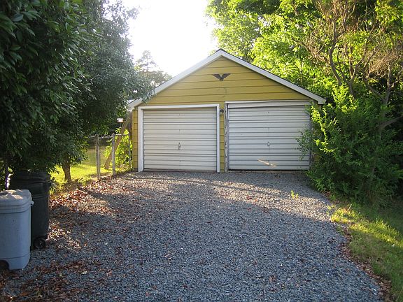 2 car garage w/electric