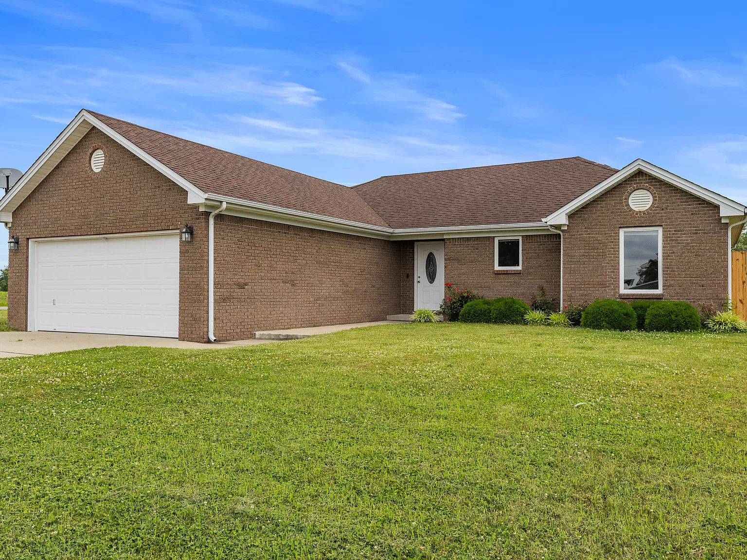 3 bed, 1400 sqft, $1,900 — Photo 2